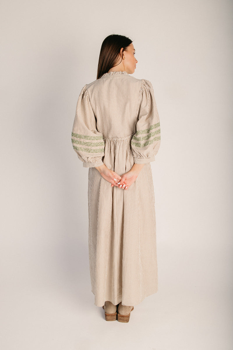 The Huglin Embroidered Detail Midi Dress in Toffee