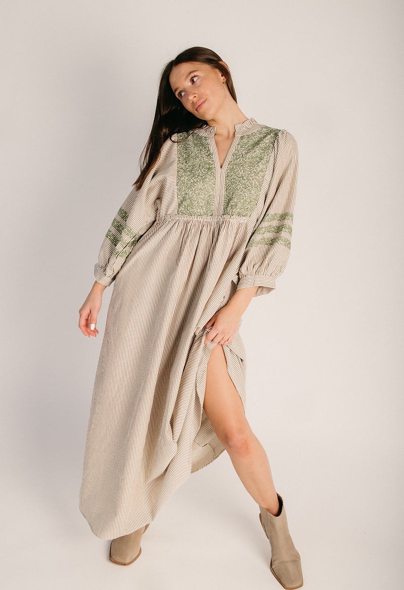 The Huglin Embroidered Detail Midi Dress in Toffee