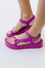 Melissa: Sun Downtown Platform in Dark Pink