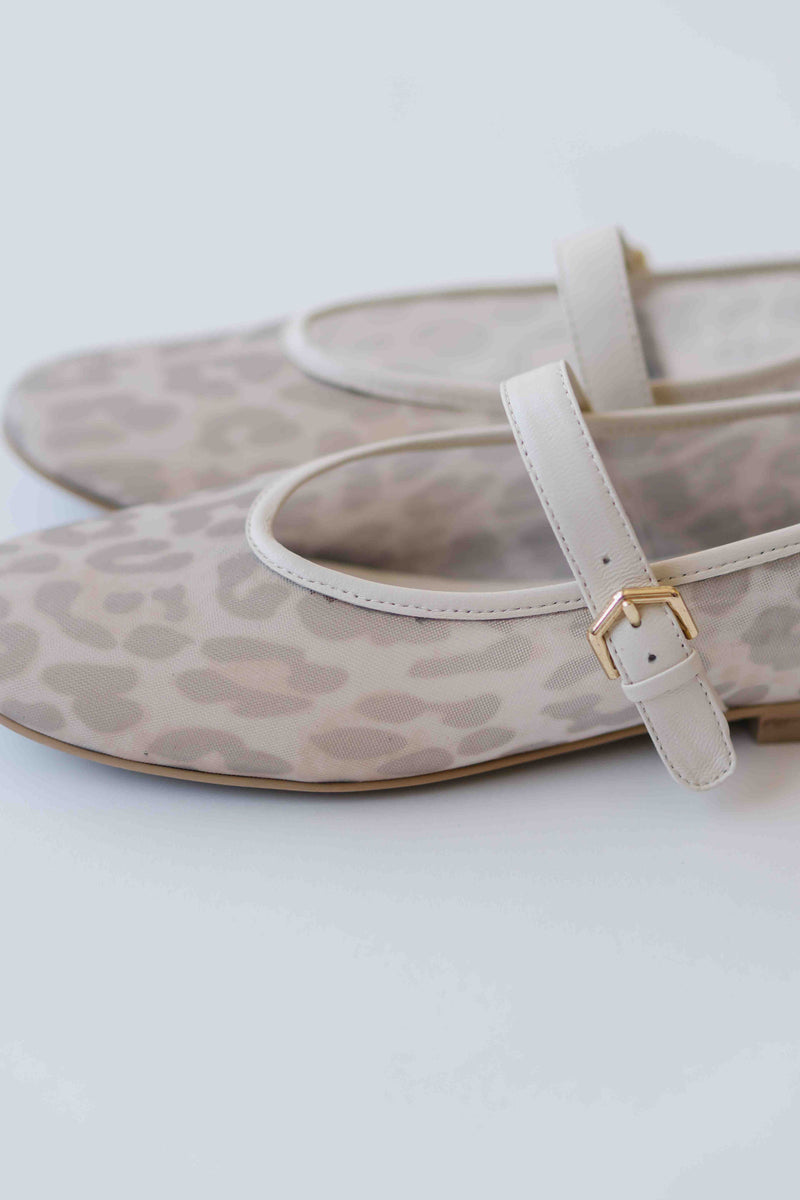 Dolce Vita: Roslyn Ballet Flats White Leopard Mesh