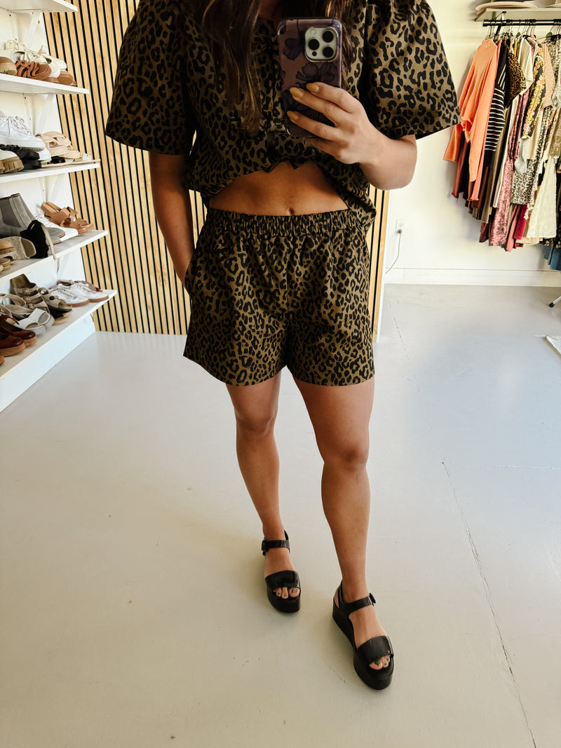 The Galleria Printed Short in Leopard