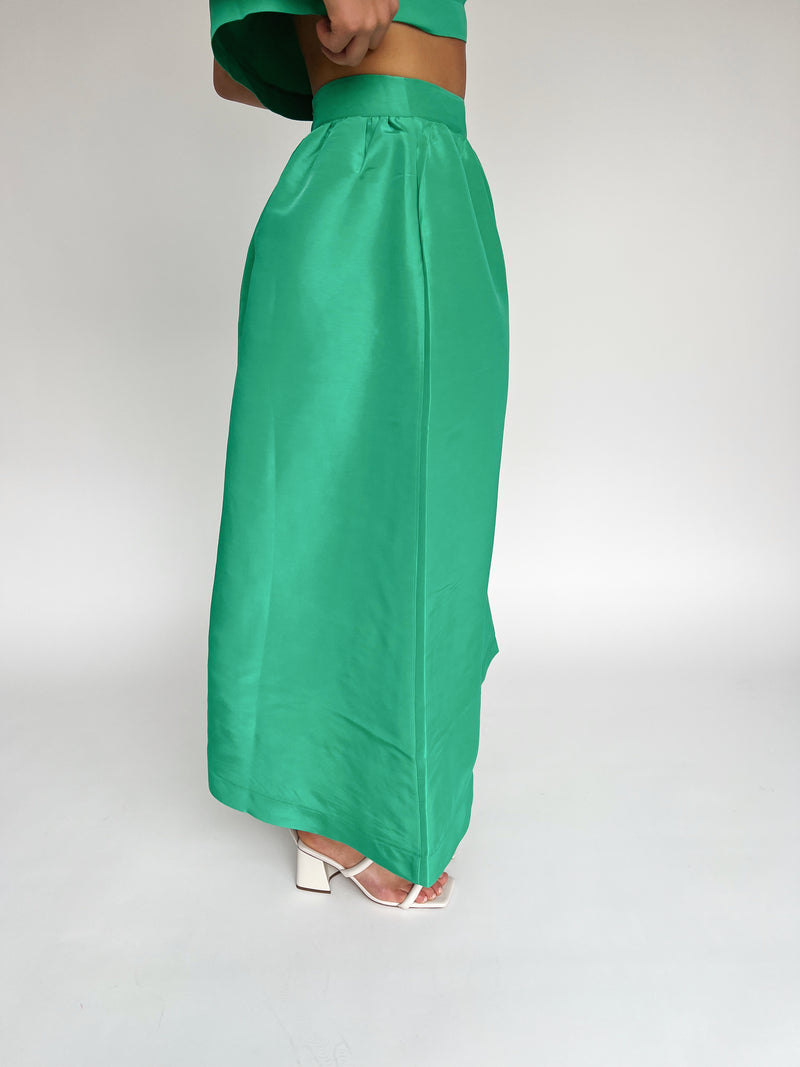 The Caryn Metallic Maxi Skirt in Kelly Green