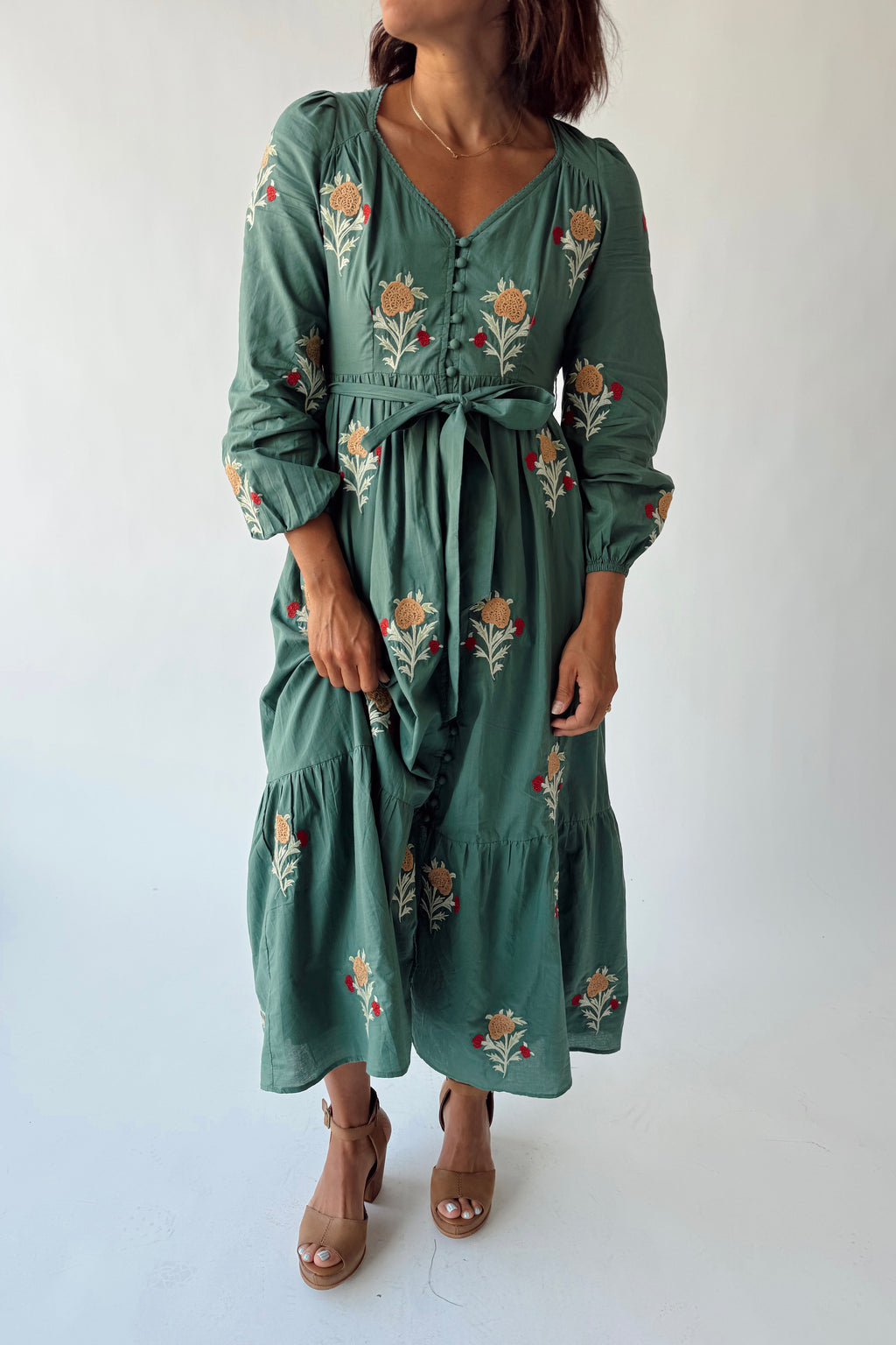 embroidered dress green The Brian Button-Up Maxi in Forest Color:White/Pink and sheer scalloped sleeves Brautkleid trägerlos | Kurze SILVER NUDE