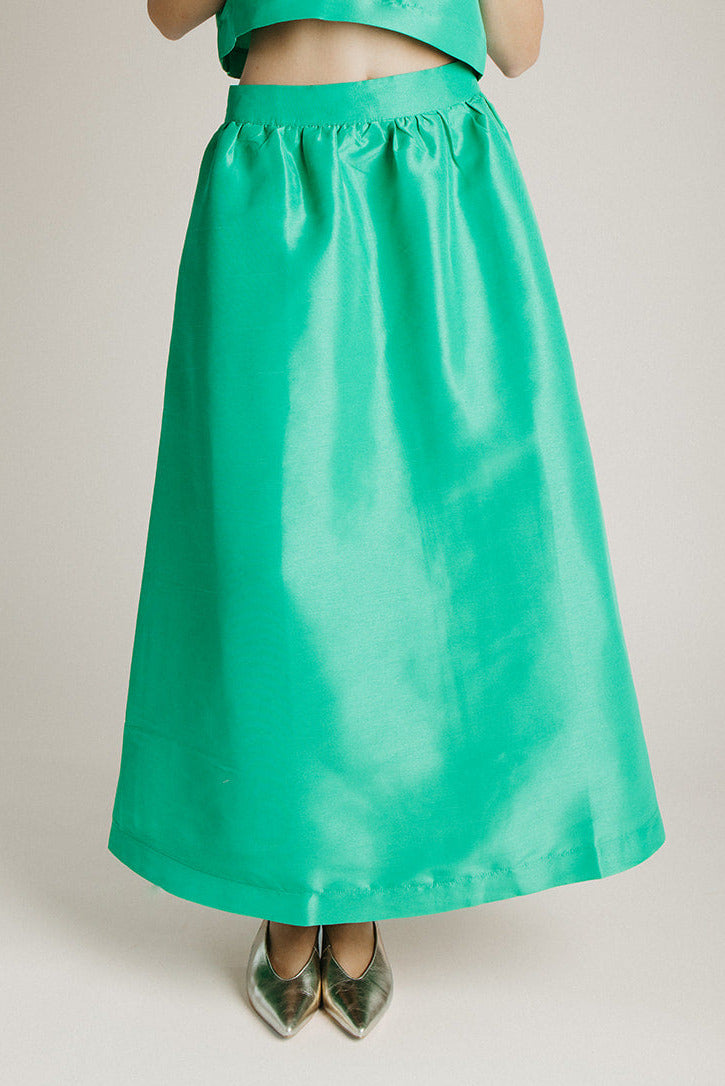 The Caryn Metallic Maxi Skirt in Kelly Green
