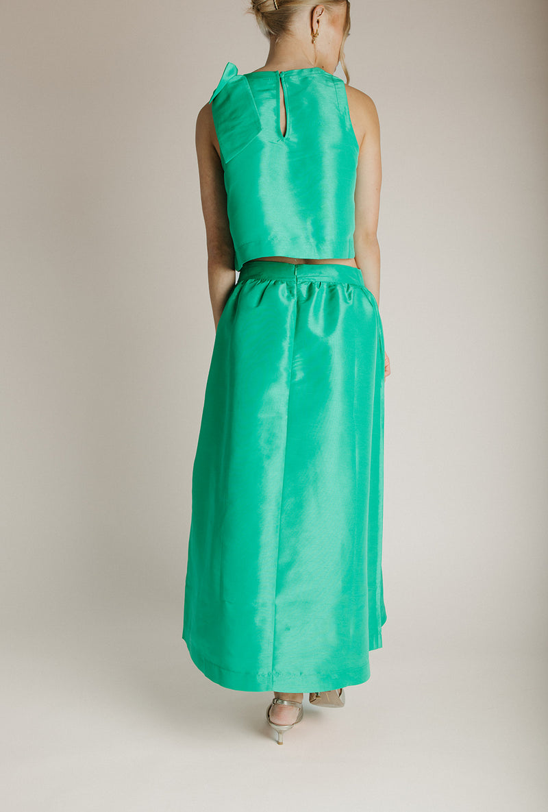 The Caryn Metallic Maxi Skirt in Kelly Green