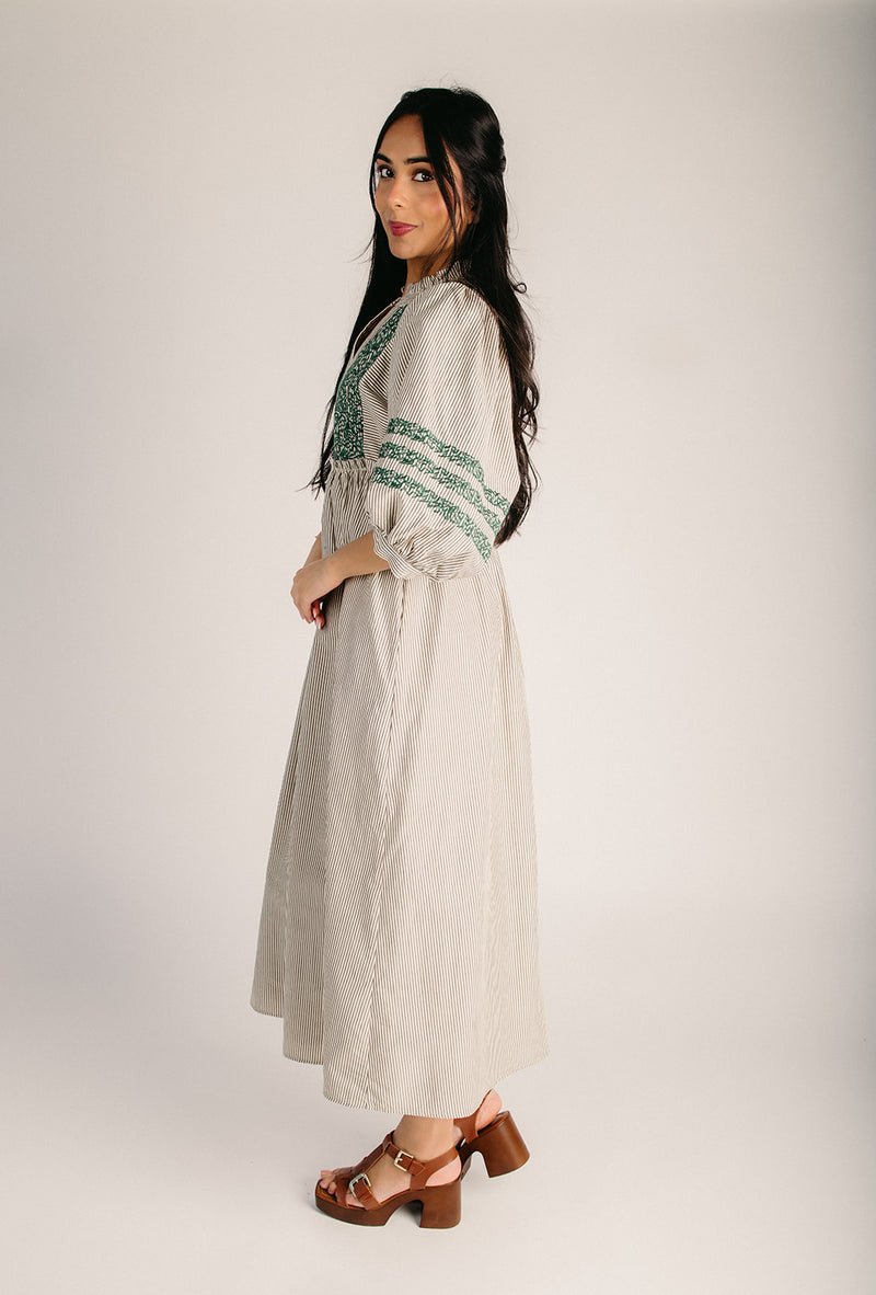 The Huglin Embroidered Detail Midi Dress in Charcoal Small The Huglin Embroidered Detail Midi Dress in Charcoal Small