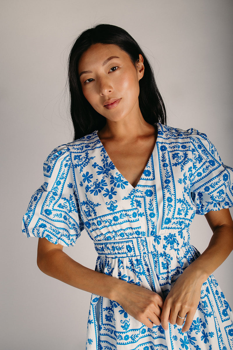 blue bandana print dress The Alina Midi in White + – Piper & Scoot Size:Small (76cm) / Regular black white stripes This short dress elevates The photo's poor lighting