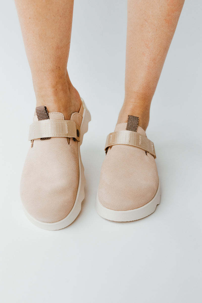 SOREL: Women's VIIBE™ Clog in Nova Sand + Midnight Cocoa