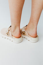 SOREL: Women's VIIBE™ Clog in Nova Sand + Midnight Cocoa